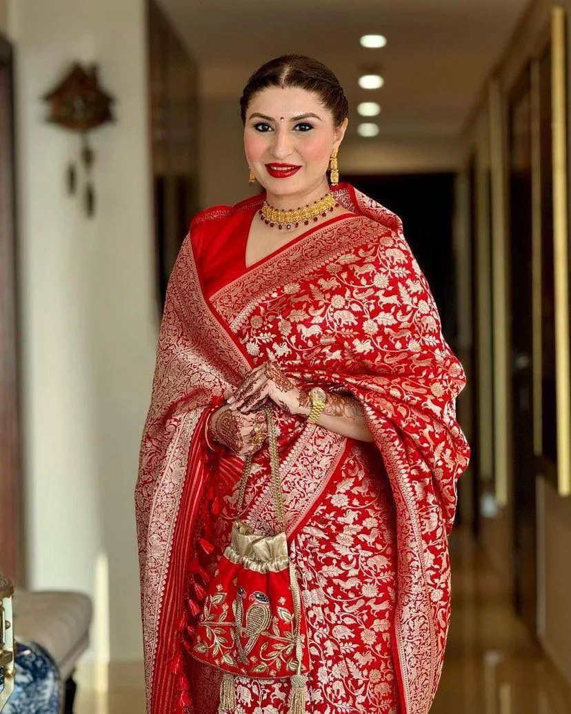 Devastating Red Soft Silk Saree With Magnetic Blouse Piece