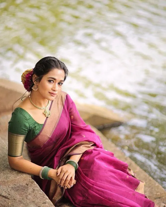 Enigmatic Dark Pink Soft Silk Saree With Effulgent Blouse Piece