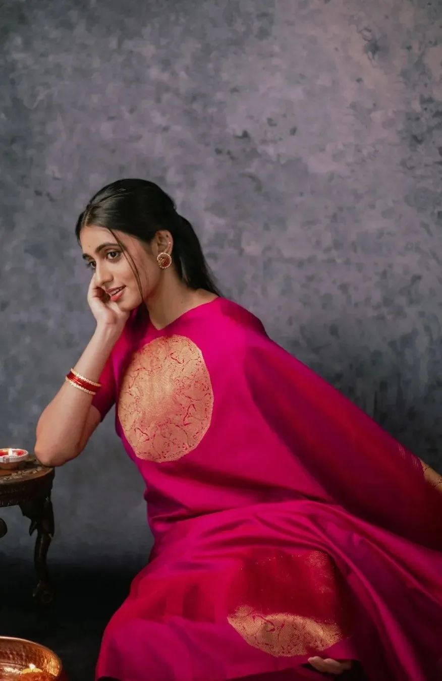 Glowing Dark Pink Soft Silk Saree With Attractive Blouse Piece