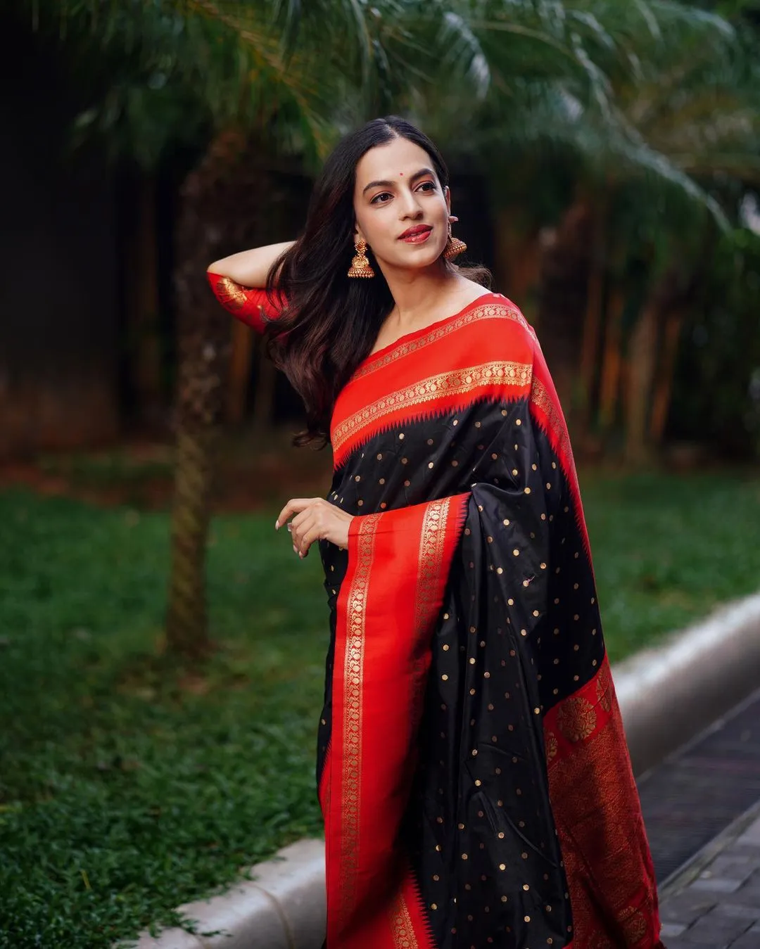 Super Extravagant Black Soft Silk Saree With Delightful Blouse Piece